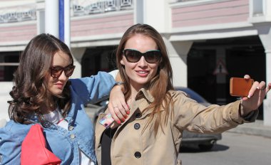 Turistler, kız cep telefonu ile fotoğraf çekme