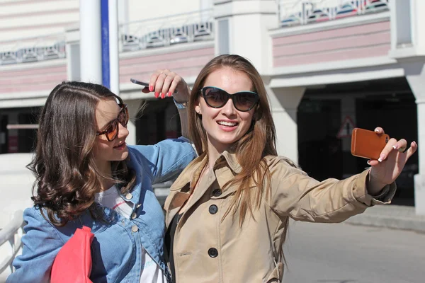 Turistas, novias tomando fotos con teléfono móvil — Foto de Stock