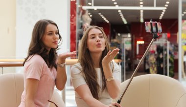 Kız akıllı telefon ve selfie sopa ile