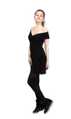 Gündelik siyah elbise giymiş genç kız