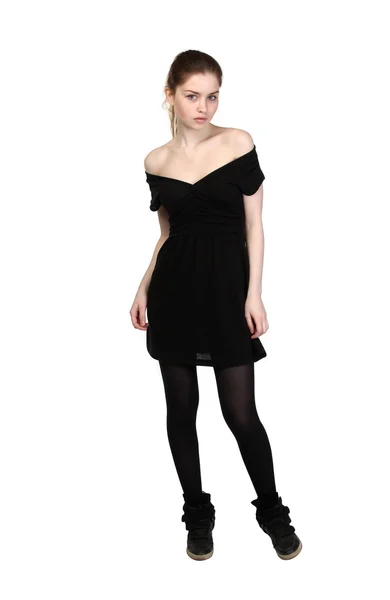 Молодая девушка, одетая в случайное черное платье — стоковое фото