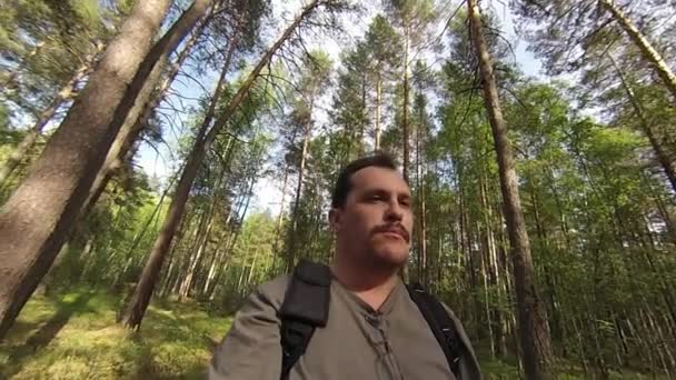 Hombre comiendo zanahoria en el bosque — Vídeo de stock