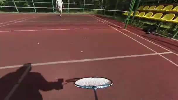 Deux hommes jouant au badminton sur le terrain — Video