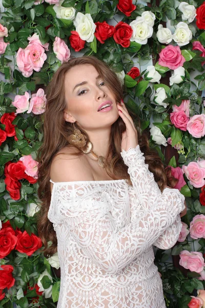 Atraktivní mladá žena v elegantní bílé šaty — Stock fotografie