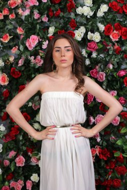Çiçek arka plan üzerinde beyaz elbiseli kız