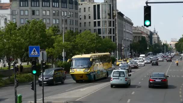 Flussfahrt, schwimmende Busrundfahrt zu Land und zu Wasser in Budapest — Stockvideo