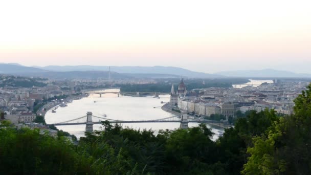 Vista al río Danubio y a la ciudad de Budapest, por la noche — Vídeos de Stock