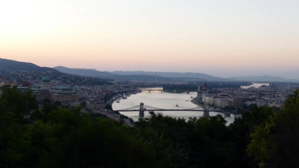 Vista al río Danubio y a la ciudad de Budapest, por la noche — Vídeos de Stock