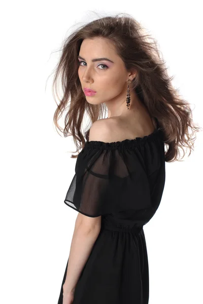 Retrato de una hermosa chica en un pequeño vestido negro — Foto de Stock