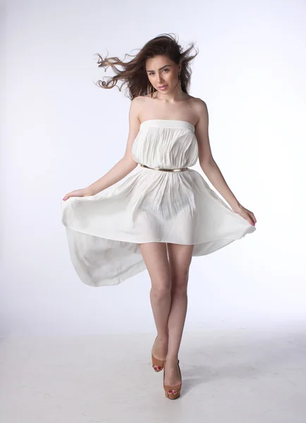 Retrato de uma menina bonita em um pequeno vestido branco — Fotografia de Stock