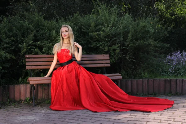 Senhora em vermelho ao ar livre — Fotografia de Stock