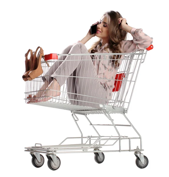 Frau telefoniert aus Einkaufswagen — Stockfoto