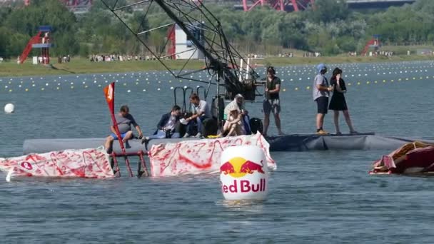 JUL 26, 2015 MOSCÚ: Día de la bandera del toro rojo . — Vídeo de stock