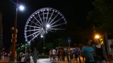 Dönme dolap ve trafik alacakaranlıkta. Zaman atlamalı
