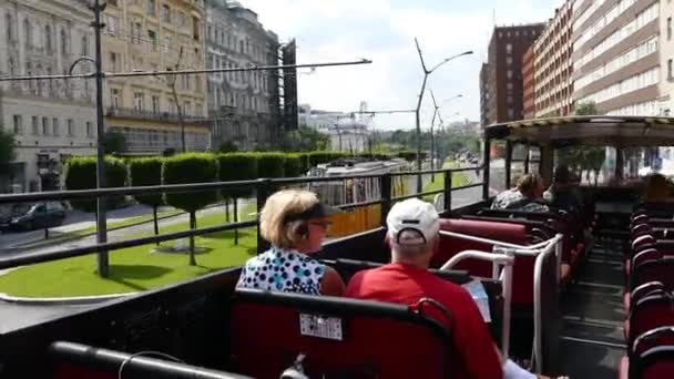 Ônibus para turistas no centro. Hop on hop off bus — Vídeo de Stock