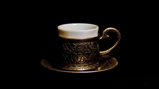 Turecká káva pohár v kovové dráha na zádech. — Stock video