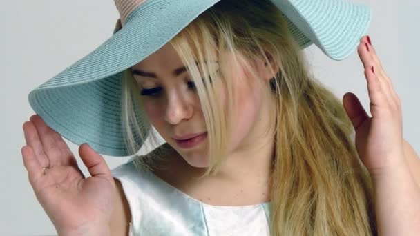 Jeune modèle plus la taille posant dans un grand chapeau — Video