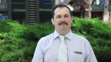 Elinde anahtar olan bir adam