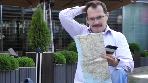 Obchodní muž hledá cestu na mapě — Stock video