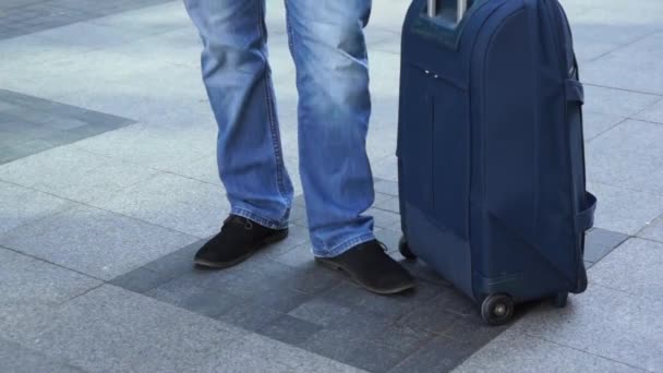 Viajar con maleta portadora — Vídeos de Stock