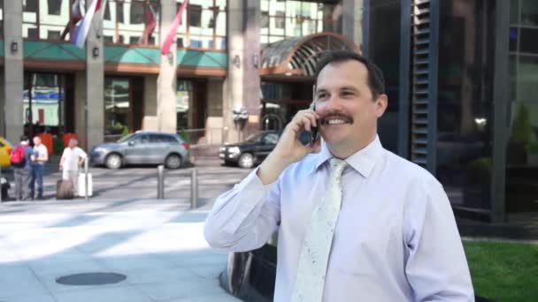 Hombre de negocios teléfono hablando al aire libre — Vídeos de Stock