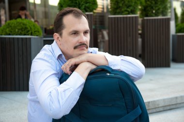 Üzgün yetişkin adam çanta ile