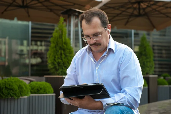 Άντρας που χρησιμοποιεί υπολογιστή tablet σε εξωτερικούς χώρους — Φωτογραφία Αρχείου