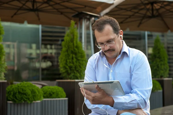 Άντρας που χρησιμοποιεί υπολογιστή tablet σε εξωτερικούς χώρους — Φωτογραφία Αρχείου