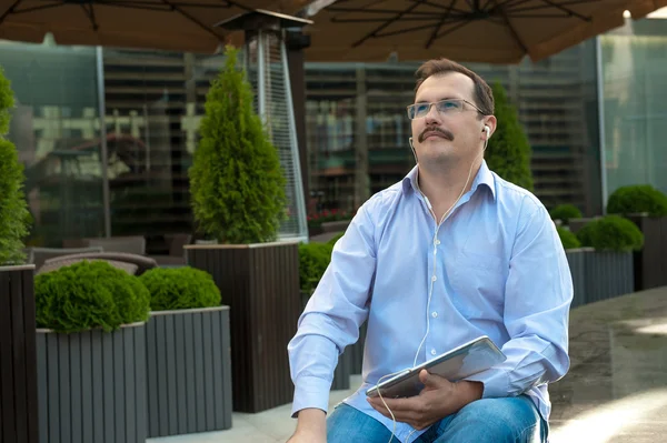 Homem usando computador tablet ao ar livre — Fotografia de Stock