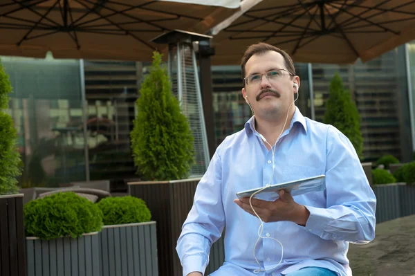 Homem usando computador tablet ao ar livre — Fotografia de Stock