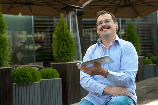 Homem usando computador tablet ao ar livre — Fotografia de Stock