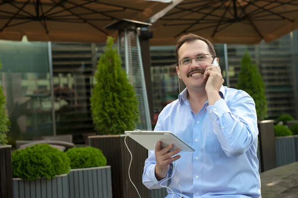 Homem usando computador tablet ao ar livre — Fotografia de Stock