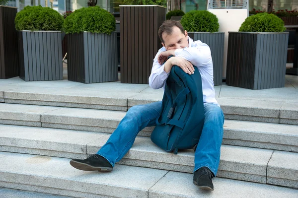 Sorgliga vuxen man med väska — Stockfoto