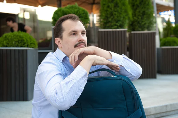 Triste homem adulto com saco — Fotografia de Stock