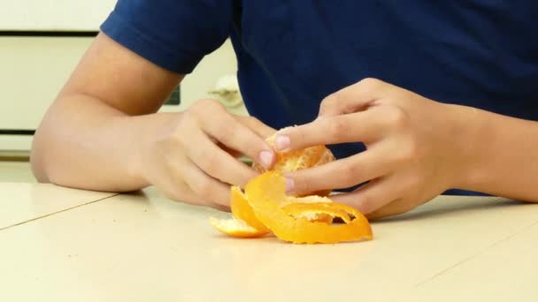 Mandarin hands clean carefully — Stock Video