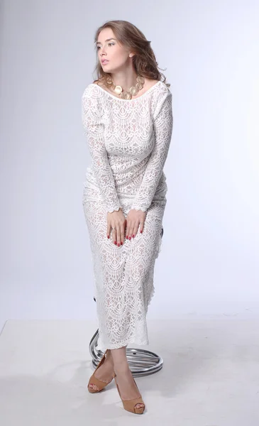 Atrakcyjna młoda kobieta w eleganckiej sukni białej — Zdjęcie stockowe