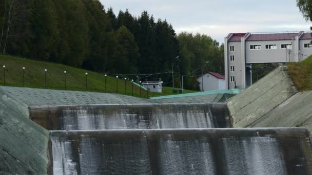 Spillway pembangkit listrik tenaga air bendungan — Stok Video