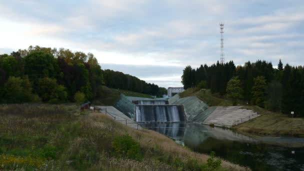 Déversoir du barrage hydroélectrique — Video