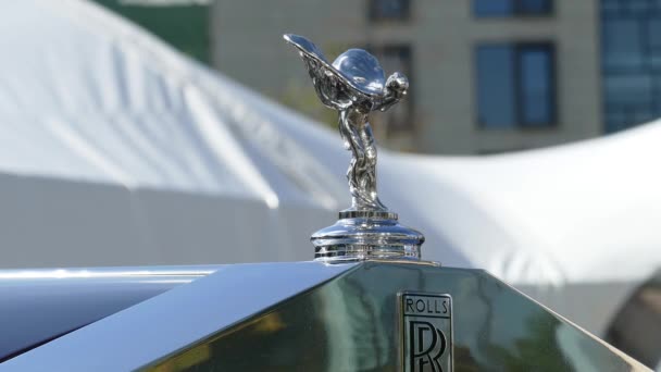 エクスタシーのスピリットは、ロールス ・ ロイス車のボンネットの飾り. — ストック動画