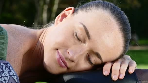 Жінка лежить на масажі — стокове відео