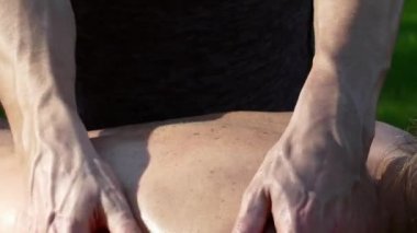 kadın masaj üzerinde uzanmış