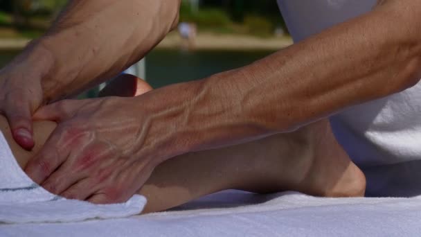 Massage des pieds dans le salon spa — Video