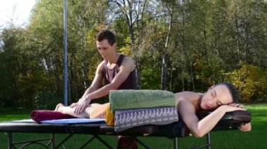 Arkadaki hastanın tedavi fizyoterapist