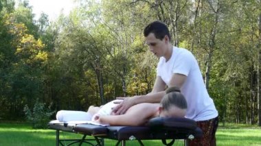 Arkadaki hastanın tedavi fizyoterapist