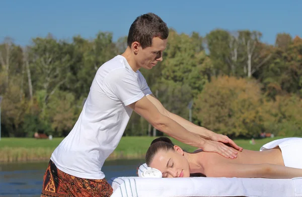 Genç esmer açık havada masaj veren adam — Stok fotoğraf