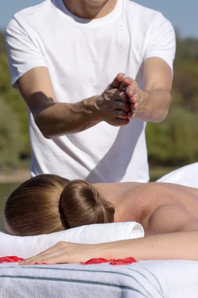 Mężczyzna daje masaż młoda brunetka na zewnątrz — Zdjęcie stockowe