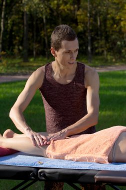 Arkadaki hastanın tedavi fizyoterapist