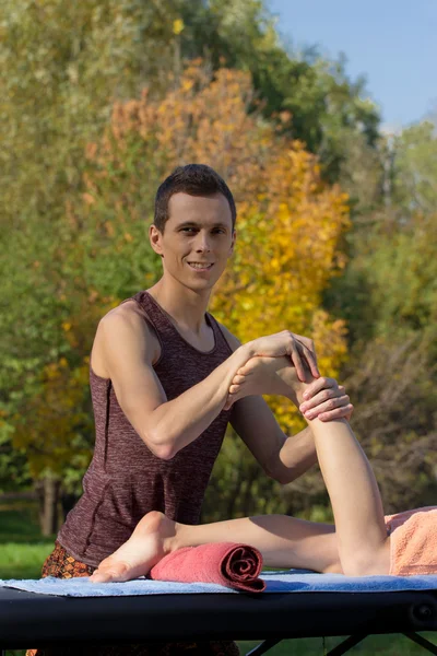 Physiotherapist treating the back of a patient — Stock Photo, Image