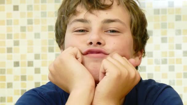Mladý chlapec jíst mrkev s radostí. — Stock video