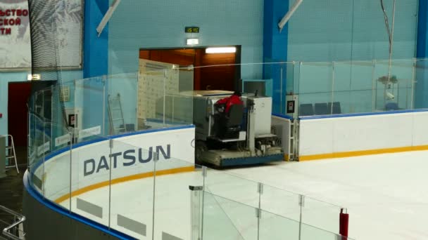 OKT 14, 2015 BALASHIKHA MOSCOW: Arena Balashikha, preparação de gelo para o jogo de hóquei. Fabricante de gelo em obras — Vídeo de Stock